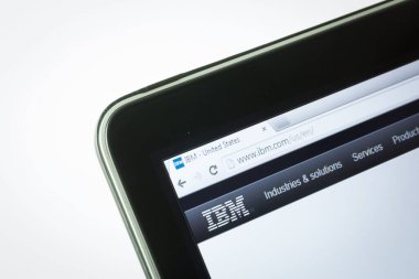 Beyaz arkaplan üzerindeki dijital tablet ekranda IBM web sayfası