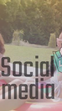 Sosyal medya ve havuz kenarında rahatlayan kadınlar üzerine animasyon gibi. Rahatlama, polaroid, eğlence, teknoloji, keyif, yüzme