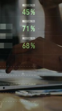 Akıllı telefon kullanarak iş adamının istatistik ve veri işleme animasyonu. küresel iş, veri işleme ve teknoloji konsepti dijital olarak oluşturulmuş video.