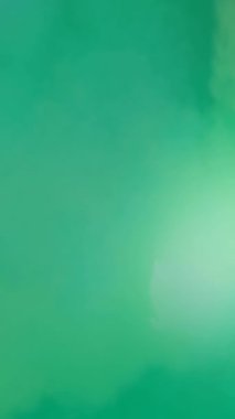 Yeşil disko ışıkları ve kuru buz kompozisyonu. müzik, eğlence ve parti konsepti dijital olarak oluşturulmuş video.