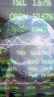 Görsel ekranı kaplayan borsa verileri ve grafiklerle Dünya animasyonunu döndürmek. Küresel, finans, teknoloji, veri görselleştirme, ekonomi, analitik