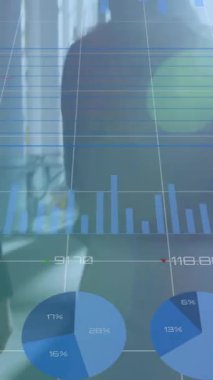 İki farklı iş adamının finansal veri işleme animasyonu. küresel bağlantılar, veri işleme ve dijital arayüz konsepti dijital olarak oluşturulmuş video.