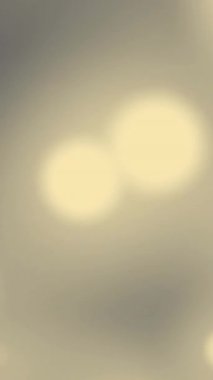 Gri arka planda hipnotik hareketle hareket eden çoklu sarı parlak ışık noktalarının animasyonu. Renk ve hareket kavramı dijital olarak oluşturuldu.