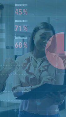 Muhtelif meslektaşların ofiste iş görüşmesi üzerine finansal veri işleme animasyonu. Küresel iş, finans ve dijital arayüz kavramı dijital olarak oluşturulmuş video.