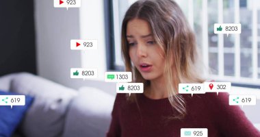 Burgundy süveter giyip evdeki kanepede yüzen dijital kaplamalarla etkileşime girmek, fotokopi çekmek. Teknoloji, iletişim, yaşam tarzı, modern, bağlantı, rahatlama, dijital