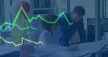 Ofisteki çalışma alanındaki planları kask ve çizgilerle inceleyen ofis profesyonelleri. Mimari, takım çalışması, üretkenlik, yenilik, modern, analiz, tasarım