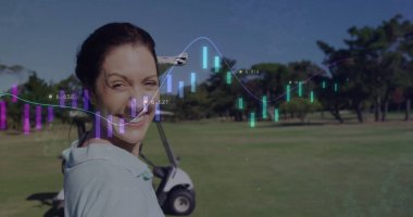 Golf sopasıyla golf sopası tutan gülümseyen golfçü, golf arabası, finansal veri örtüleri, fotokopi alanı. Atletik, boş zaman, teknoloji, profesyonel, açık hava, kendinden emin, modern