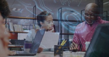 İşbirlikçi kadın ve kıdemli adam konferans masasında dizüstü bilgisayarlarla belgeleri inceliyor. Teknoloji, takım çalışması, yenilik, şirket, modern, profesyonellik, strateji