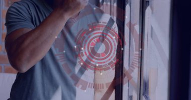 Afro-Amerikalı adam mutfak penceresinde metal kaşıkla çorba tadıyor tuğla ve fotokopi alanı ile. Ev, günlük, köylü, rahat, iç, rahat, sağlık