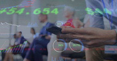 Akıllı telefonlu el konferans koltuklarında, fotokopi alanındaki meslektaşlarının üzerinde stok çizelgeleri gösteriyor. Teknoloji, finans, analitik, şirket, profesyonellik, veri görselleştirme, konferans