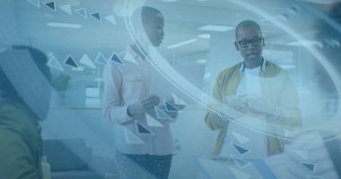 Proje planı gözden geçiriliyor, dört profesyonel ofiste toplanıyor, tablet ve UI grafikleriyle birlikte. İşbirliği, takım çalışması, yenilik, modern, iş dünyası, teknoloji, çalışma alanı