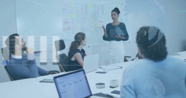 Asyalı bir kadın konferans odasında tablet ve dizüstü bilgisayarlarla çizelgeleri açıklıyor. Kurumsal, profesyonel, modern, bilgilendirici, işbirlikçi, yenilikçi, iş