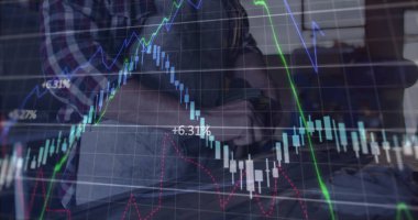 Ekose gömlekli bir zanaatkar, önlük evde kol saatini kontrol ediyor, üzerinde şamdan var. Profesyonel, gündelik, modern, finans, teknoloji, yaşam tarzı, çalışma alanı