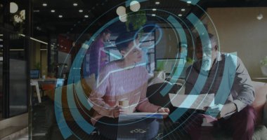 İş arkadaşları, kahve fincanı ve çalışma masalarıyla ofis salonundaki yazılı belgeleri tartışıyor. İşbirliği, beyin fırtınası, profesyonel, modern, gündelik, takım çalışması, çalışma alanı