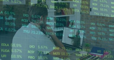 Beyazlı tişörtlü adam akıllı telefon tutuyor, ev ofisinden bilgisayarlı arama izliyor, saatli, kopyalama alanı var. İş, iletişim, teknoloji, çalışma alanı, üretkenlik, modern, profesyonel