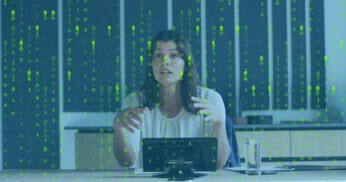 Beyaz bluz giyen kadın toplantı odasında tablete konuşuyor ve veri akışı örtüşüyor. Profesyonel, dijital, modern, kurumsal, iletişim, sunum, teknoloji