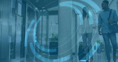 Yürüyen meslektaşlar bavullarını çekiyor ve ofis koridorunda omuz çantaları taşıyor, kopyalama alanı. Profesyonel, koridor, modern, kurumsal, iş, çevre, teknoloji