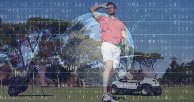 Golf sopası, çantası, arabası, dijital kaplamaları olan kırmızı polo koruyucu gözleri ve tarama sahası olan bir golfçü. Sporcu, spor, eğlence, açık hava, teknoloji, yenilik, kesinlik