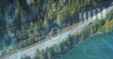 Ağaçlar arasında turkuaz göl kenarındaki iki şeritli yolda HUD örtüleri olan koyu renkli bir araba. Araç, ulaşım, vahşi doğa, navigasyon, holografik, dijital, macera