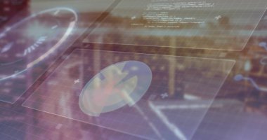 Izgara kaplamalı holografik arayüzde dairesel ölçek simgesi ve kod panelleri gösteriliyor. Gelecekçi, ui, teknoloji, dijital, ağ, yenilik, veri