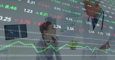 Stetoskop ve borsa grafikleriyle klinikte çocuğun üzerine elini koyması rahatlatıcı bir doktor. Pediyatrik, sağlık, danışma, sağlık, klinik, profesyonel, refah