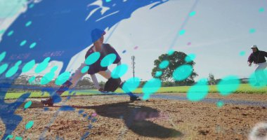 Mor üniformalı bir kaykaycı elmas yolunda çömelmiş, eldivenle topa vuruyor. Atletizm, takım çalışması, açık hava, yoğunluk, spor, rekabet, hareket