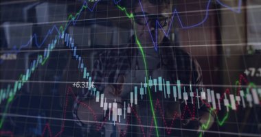 Ekose gömlekli bir adam ofiste pazar tablolarını analiz ediyor, şamdanlarla örtüşüyor ve% 6.31 oranında. Finansal, veri, analitik, dijital, teknoloji, profesyonel, yatırım