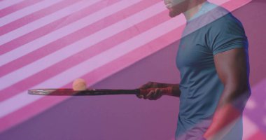 Spor stüdyosunda tenis raketi tutan mavi tişörtlü dengeli bir sporcu, fotokopi odası. Sporcu, spor, dinamik, enerjik, spor salonu, antrenman, performans