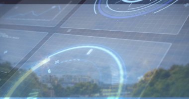 Şehir manzarasındaki HUD grafikleri şebeke, radar, grafik, ilerleme halkaları ve ince bir ışıltıyla örtüşüyor. Fütüristik, teknoloji, arayüz, veri görselleştirme, dijital, kentsel, sürükleyici