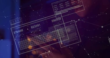 Karanlık teknoloji çalışma alanında dokunmatik ekrana dokunan kadın, yüzen veriler ve ağ düğümleriyle. Gelecekçi, yenilikçi, veri, görselleştirme, siber güvenlik, gösterişli, dijital