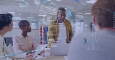 Eğik sunucu rehberlik ekibi stüdyoda dizüstü bilgisayarla, mezuralarla, elbise raflarıyla toplanıyor. Yaratıcı, işbirliği, modern, profesyonel, stil, çalışma alanı, yenilik