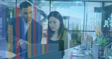 Takım elbiseli iki meslektaşı açık planlı ofiste dizüstü bilgisayarı göstererek inceliyorum. İşbirliği, strateji, yenilik, modernlik, üretkenlik, analitik, takım çalışması