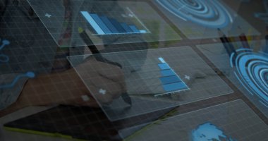 Ofis masasında kahve fincanı ve yüzen çizelgelerle el ele tutuşma şekilleri. Dijital sanat, veri görselleştirme, modern çalışma alanı, yaratıcı süreç, üretkenlik araçları, profesyonel çevre, yenilik