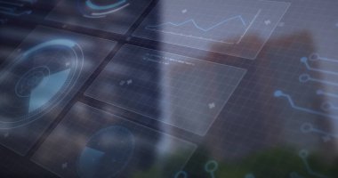 Radar araması, hat grafiği ve devre izlerini gösteren holografik arayüz yansıtılıyor. Fütürist, dijital, holografik, arayüz, veri görselleştirme, teknoloji, yenilik