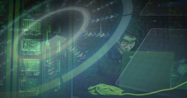 Kapüşonlu mühendis, sunucu odasında raflı dizüstü bilgisayar kullanıyor, sarı ethernet kablo, kopyalama alanı. Teknoloji, veri, siber güvenlik, yenilik, dijital, altyapı, bağlantı