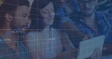 Dijital finansal tabletleri gözden geçiriyorum. Üç meslektaşım toplantı odasında tabletle masaya yaslanıyor. Analitik, takım çalışması, yenilik, şirket, modern, üretkenlik, veri