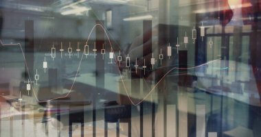 Modern ofiste şamdan çizelgesini gösteren dokunmatik ekranda iş gömleğine dokunmak. Teknoloji, finans, analitik, dijital, kurumsal, veri, çağdaş