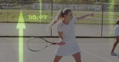 Tenis oyuncusu sert kortta, pembe kabzalı raket, top, dijital kaplama ile forehand vuruşunu gerçekleştiriyor. Sporcular, yarışma, fitness, spor, canlı, dinamik, açık hava