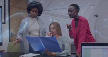 Konferans masasında dizüstü bilgisayarlarla, beyaz tahtayla, veri örtüsüyle mavi klasörü inceleyen çalışanlar. İşbirliği, takım çalışması, strateji, yenilik, şirket, profesyonel, iş