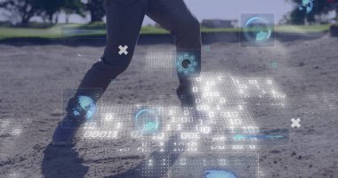 Parktaki kumlu alanda dengeli bir adam. Pantolon, gri ayakkabılar ve holografik paneller giyiyor. Sporcu, teknoloji, arayüz, açık hava, fitness, yenilik, spor