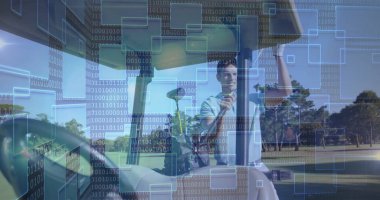 Golf sopası takan golfçü golf sahasında, golf çantası ve dijital kaplamayla. Spor, teknoloji, eğlence, açık hava, kesinlik, modern eğlence.