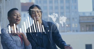 Takım elbiseli profesyoneller çatıdaki balkondaki verileri analiz ediyor. Grafik kaplamalı. İş, takım çalışması, şehir, analitik, teknoloji, şirket, yenilik