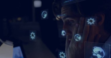 Giysi gömlekli bir adam ofis masasında bilgisayar ekranını inceliyor, UI simgeleriyle, kopyalama alanıyla. Teknoloji, veri, analitik, yenilik, odaklanma, konsantrasyon, gece