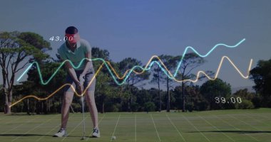 Ayakta duran kadın golfçü, yeşil çizelge üzerine kırmızı vizör konumlandırma topu takıyor. Atletik, stratejik, profesyonel, modern, boş, açık hava, canlı