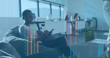 Ofis çalışanı ofis salonundaki akıllı telefonu holografik verilerle dinliyor, kopyalama alanı var. Teknoloji, işyeri, yenilik, gündelik, işbirliği, modern, üretkenlik