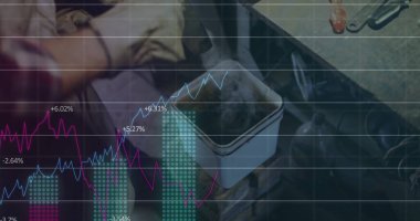 Çapraz kollu teknisyen yaylı, grafik kaplamalı, kopyalama alanlı metal bankın yanında duruyor. Endüstriyel, mühendislik, mekanik, teknoloji, analitik, profesyonel, çalışma alanı