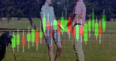 Gülen eldivenli golfçüler golf sopaları, golf çantaları, şebeke ve şamdanlar taşıyorlar. Açık hava, eğlence, spor, profesyonellik, zarafet, uyum, rekabet