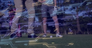 İki golfçü, dijital grafiklerle yeşili vurmaya hazırlanıyor. Spor, teknoloji, işbirliği, açık hava, yenilik, eğlence, kesinlik