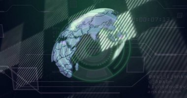 Dijital arayüzde altıgen ızgaralı 3 boyutlu küre gösteriliyor, tarama halkaları ve zaman damgası kodları gösteriliyor. Gelecek, teknoloji, arayüz, görselleştirme, veri, siber, yenilik