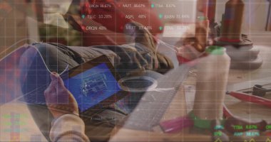 Çalışma arkadaşlarının elinde taslak tablet ve mezurada mezura, el işi ve finans örtüsü var. El işi, işbirliği, teknik, yenilik, çalışma alanı, dijital, işçilik